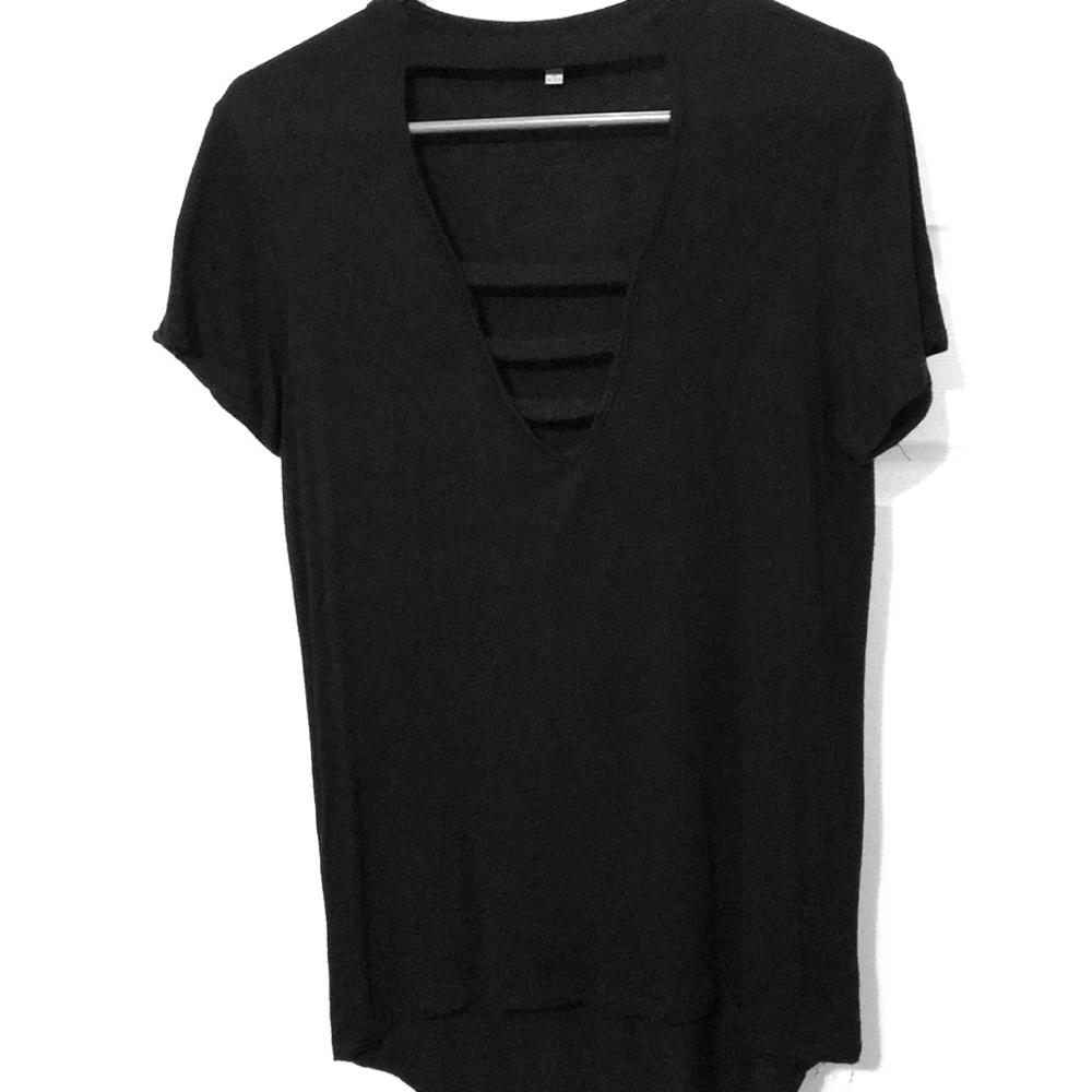 Low-cut choker illusion t-shirt